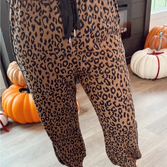 Leopard Print 2 PC Set - Picture 7 of 16